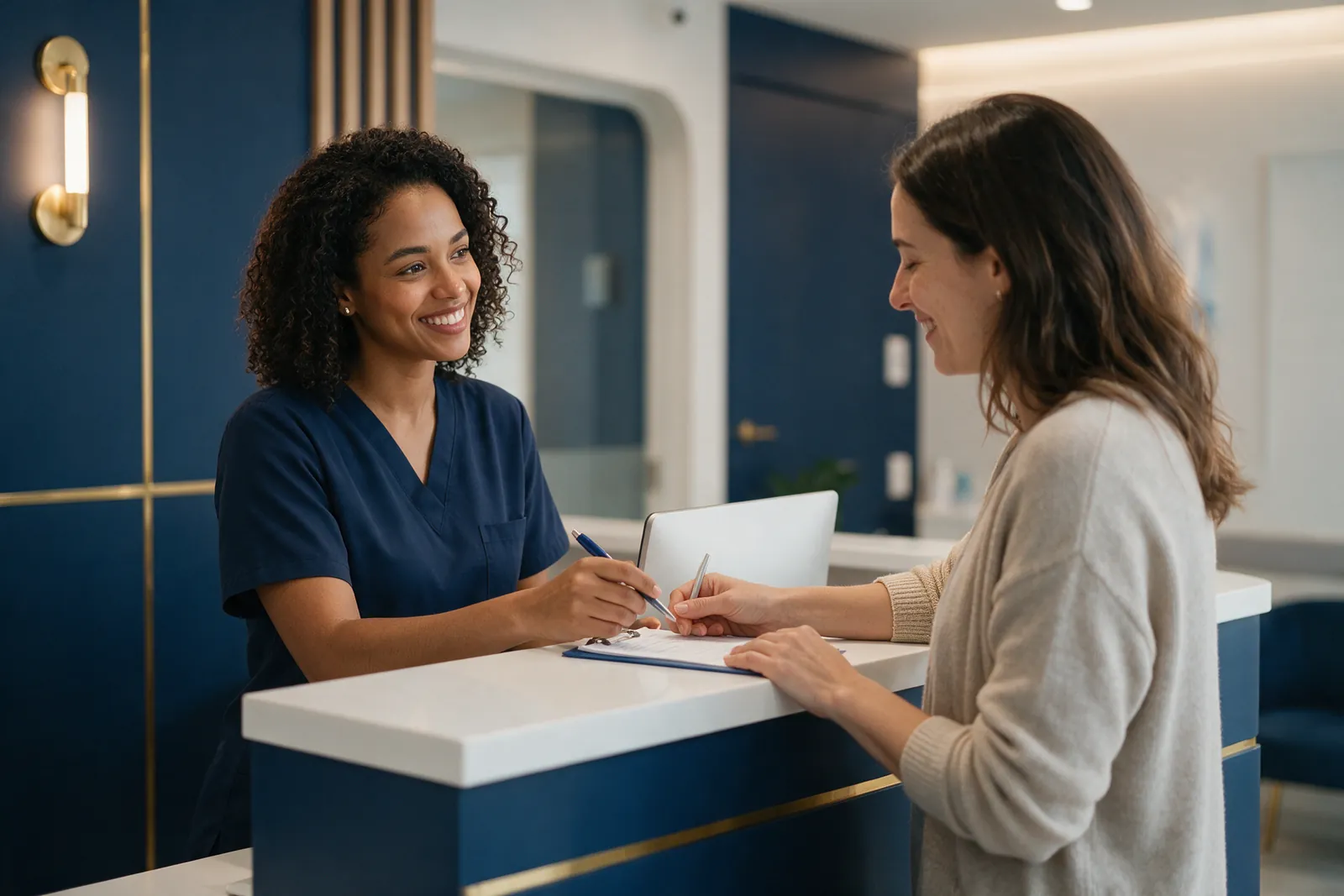 Recepcionista atendendo uma paciente no balcão de uma clínica
